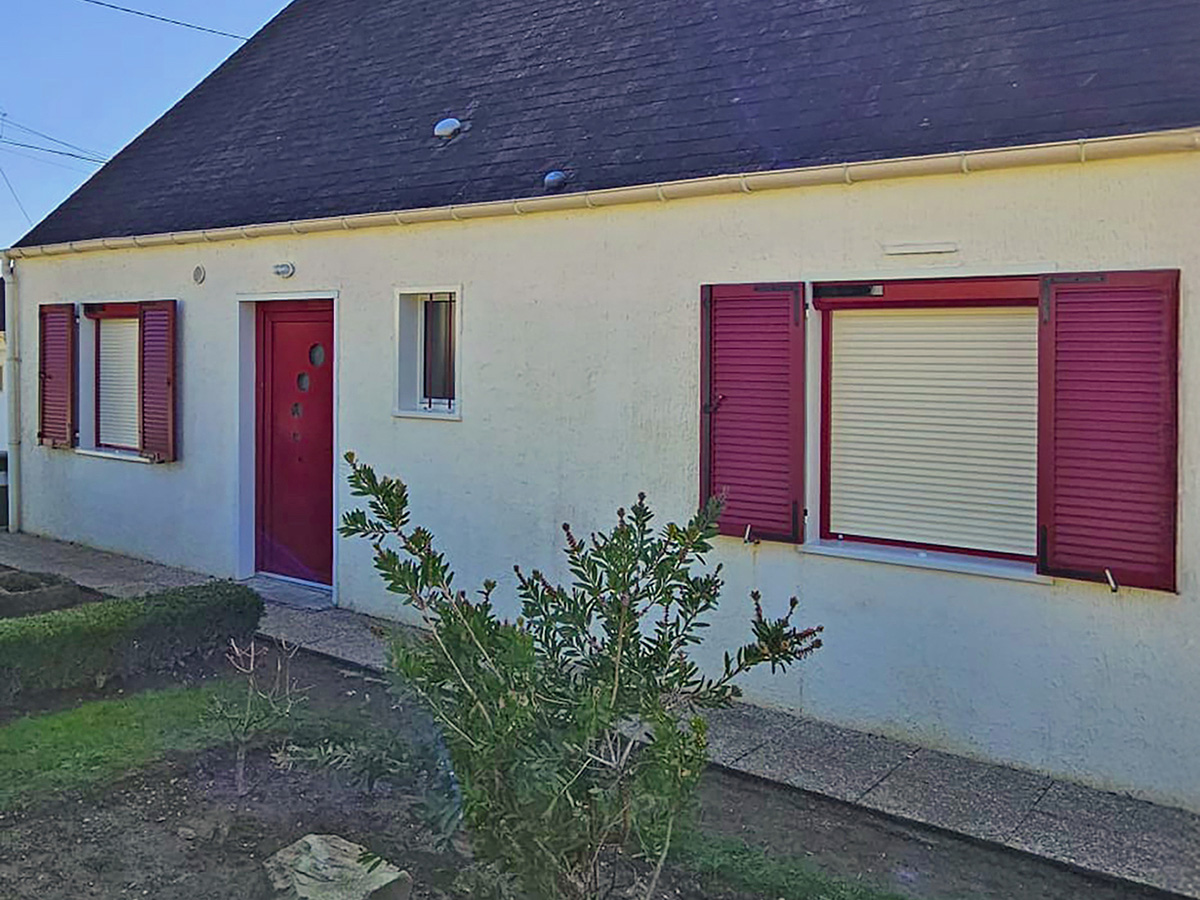 volets roulants kiclos en aluminium pourpre avec motorisation solaire et porte d'entree