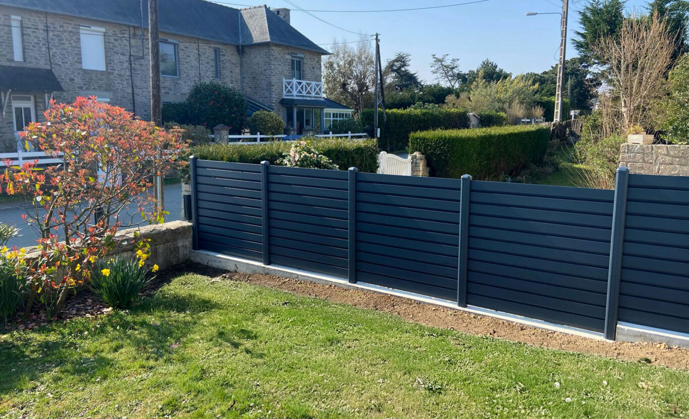 cloture paneciere en aluminium anthracite avec maconnerie pleine terre
