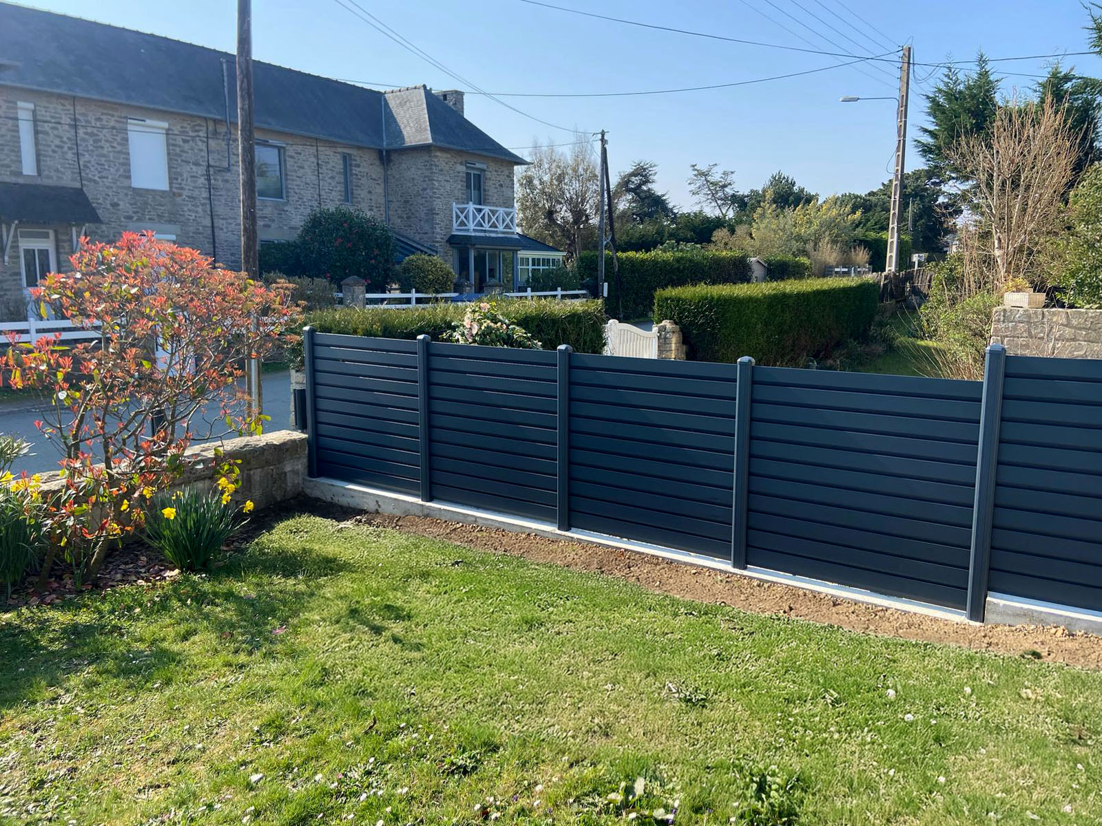 cloture paneciere en aluminium anthracite avec maconnerie pleine terre