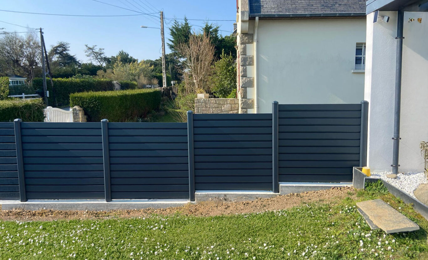 cloture paneciere en aluminium anthracite avec maconnerie pleine terre