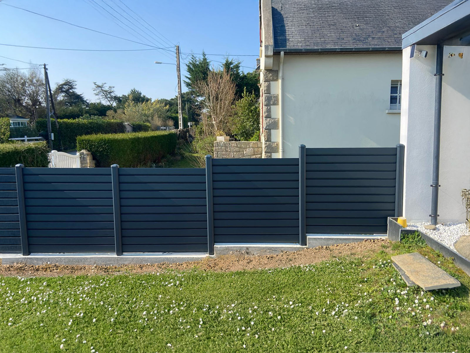 cloture paneciere en aluminium anthracite avec maconnerie pleine terre