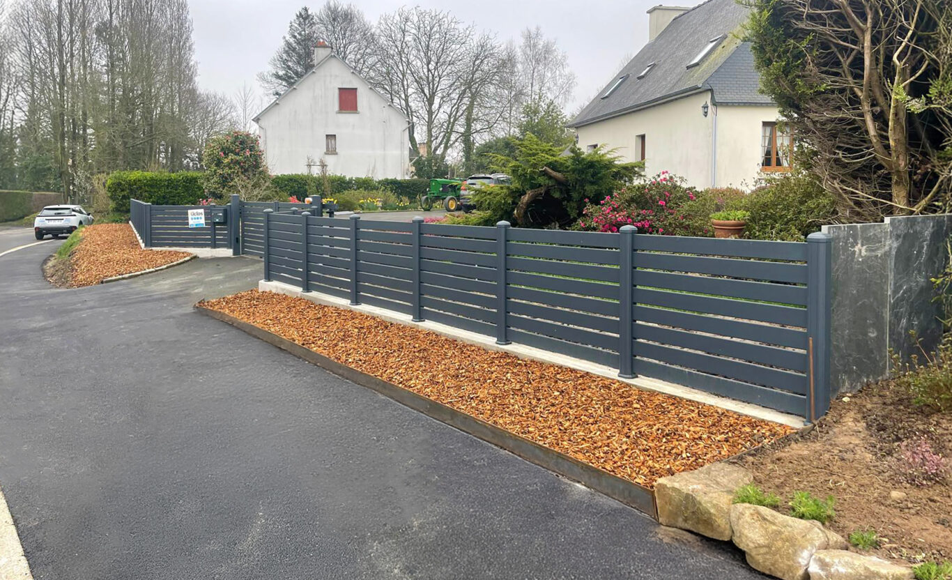 cloture en aluminium gris anthracite avec maconnerie
