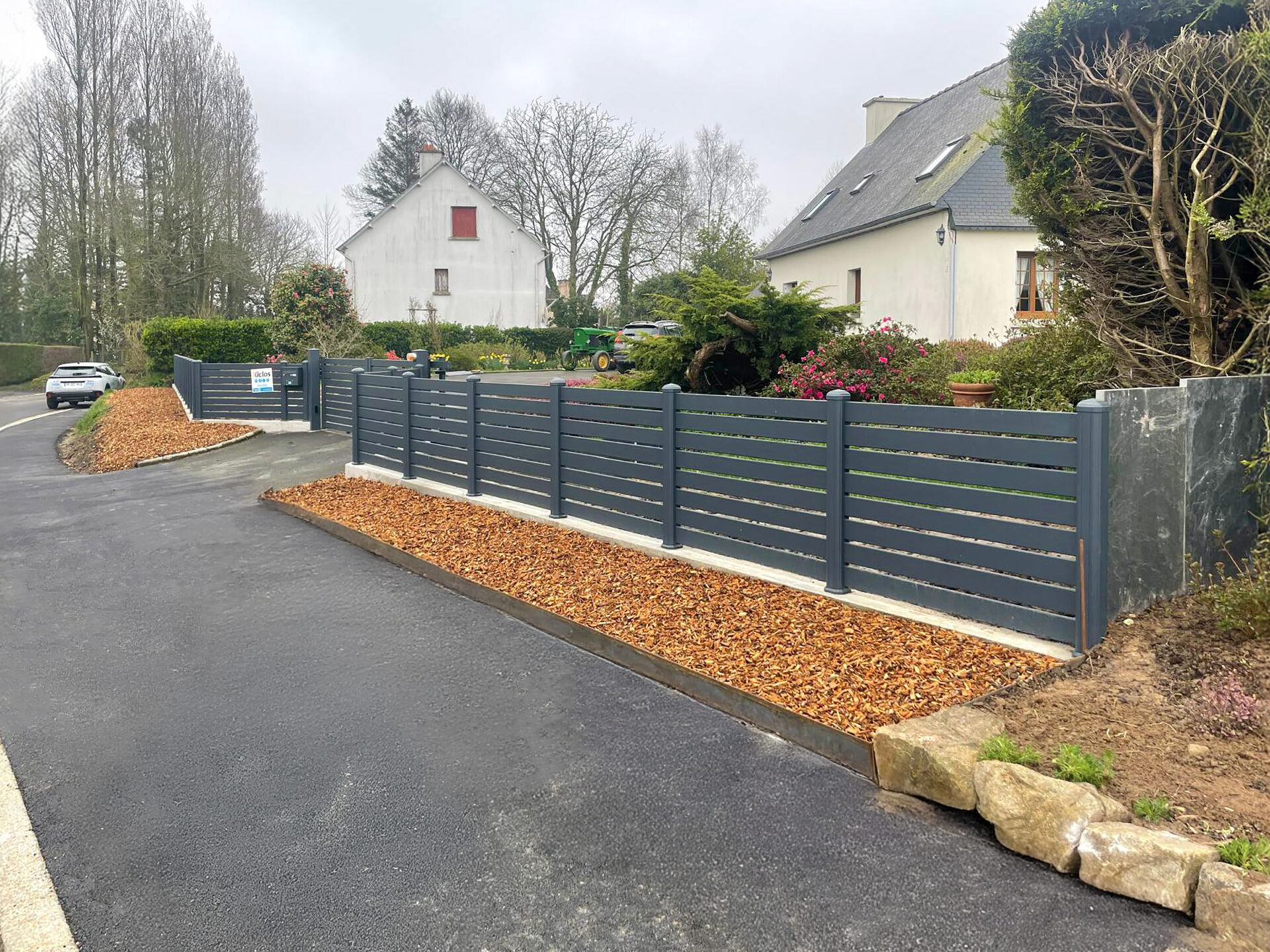 cloture en aluminium gris anthracite avec maconnerie