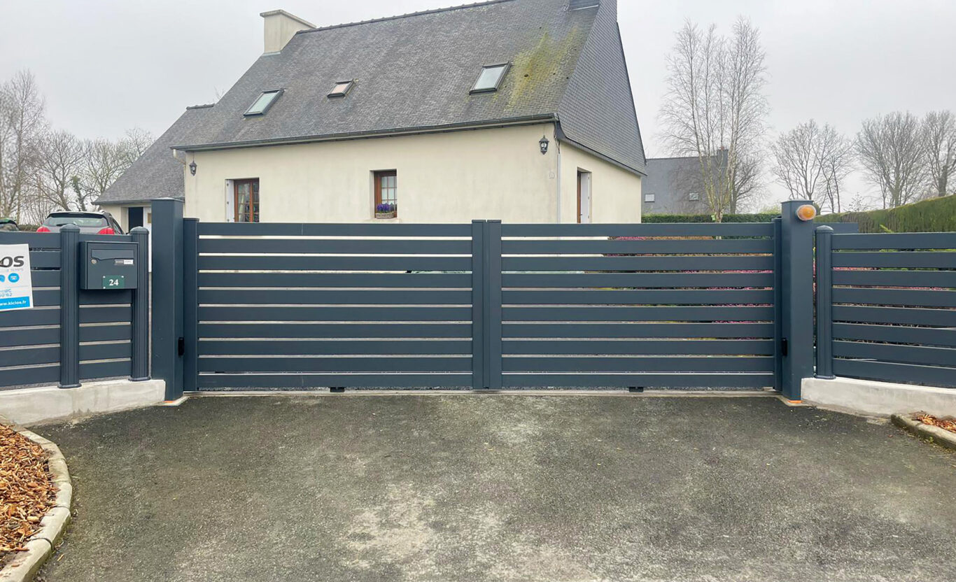 portail battant motorise en aluminium gris anthracite