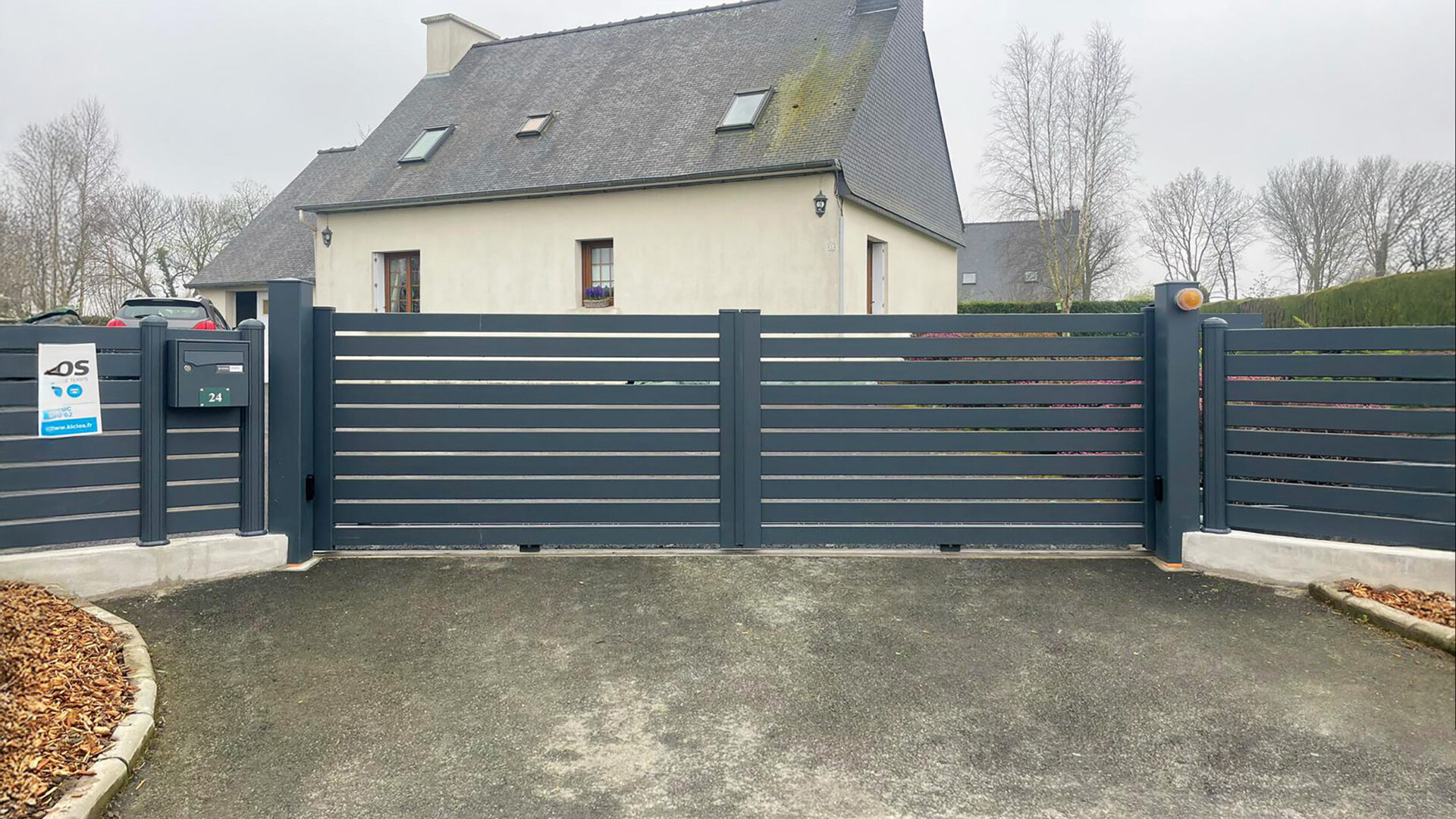 portail battant motorise en aluminium gris anthracite