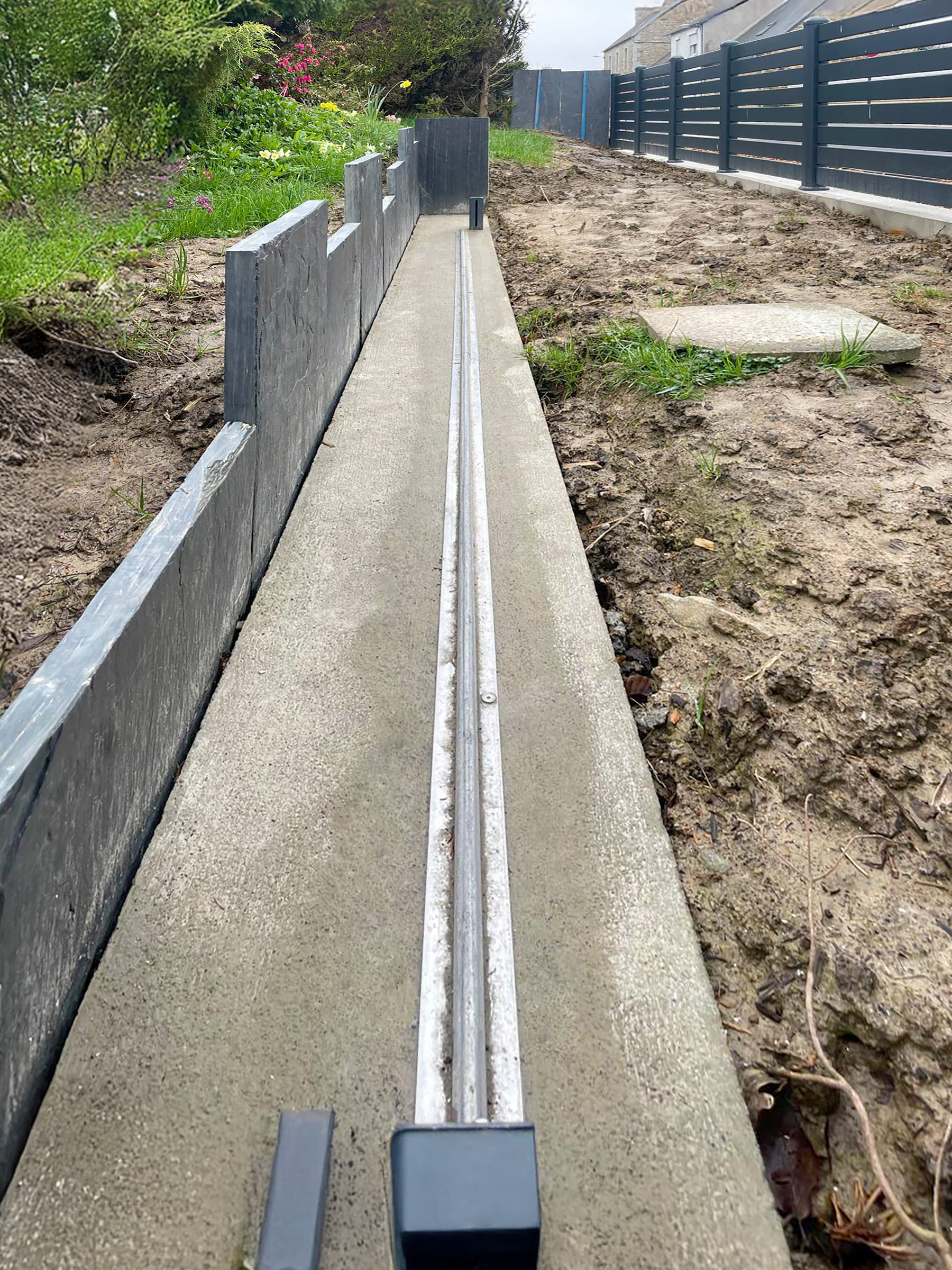 portail en aluminium gros anthracite focus sur le systeme coulissant