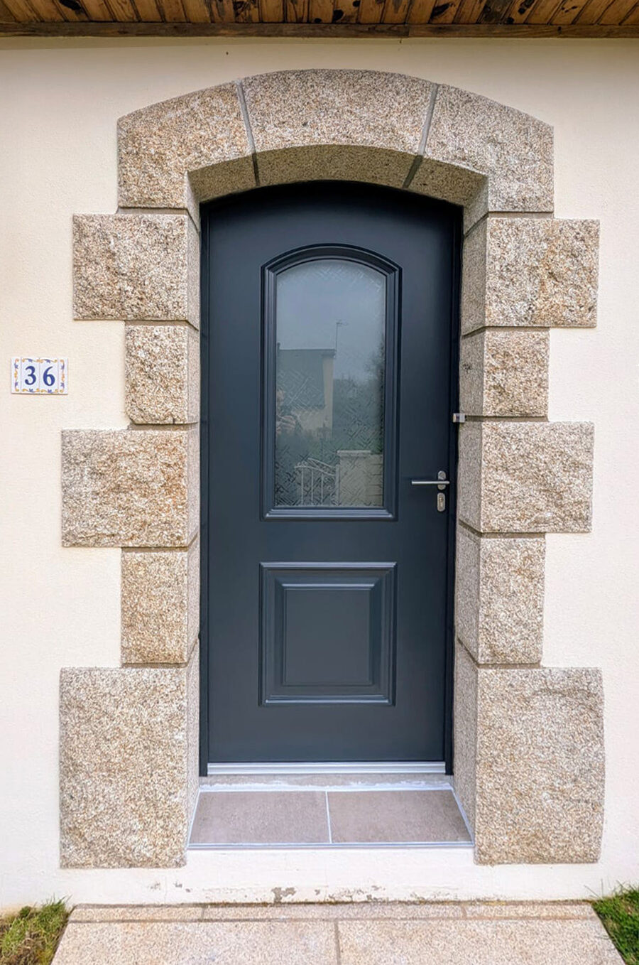 porte d'entree monobloc en aluminium anthracite avec coins mouchoirs sur anse de panier