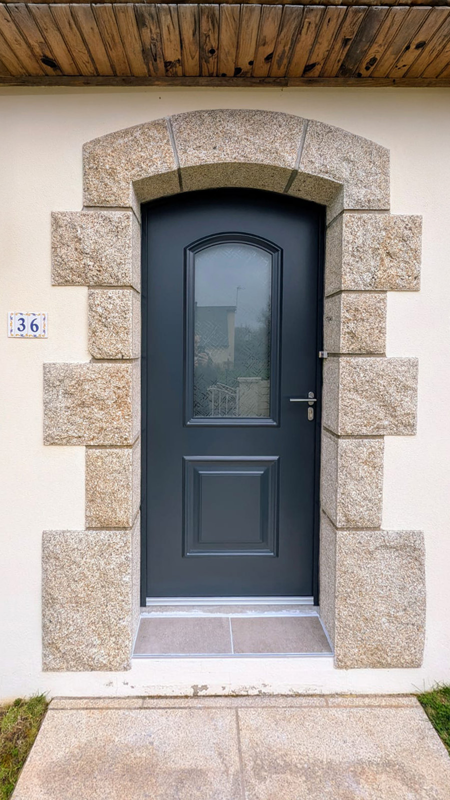 porte d'entree monobloc en aluminium anthracite avec coins mouchoirs sur anse de panier