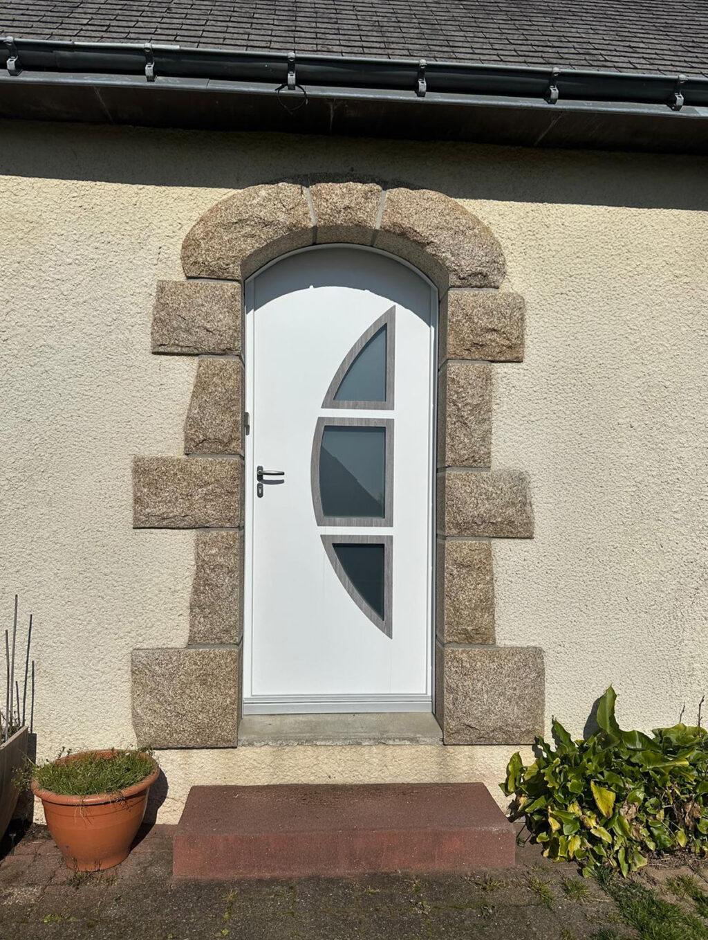 porte d'entree monobloc modele arthur avec deux inserts en plaxe chene graphite et pvc blanc exterieur