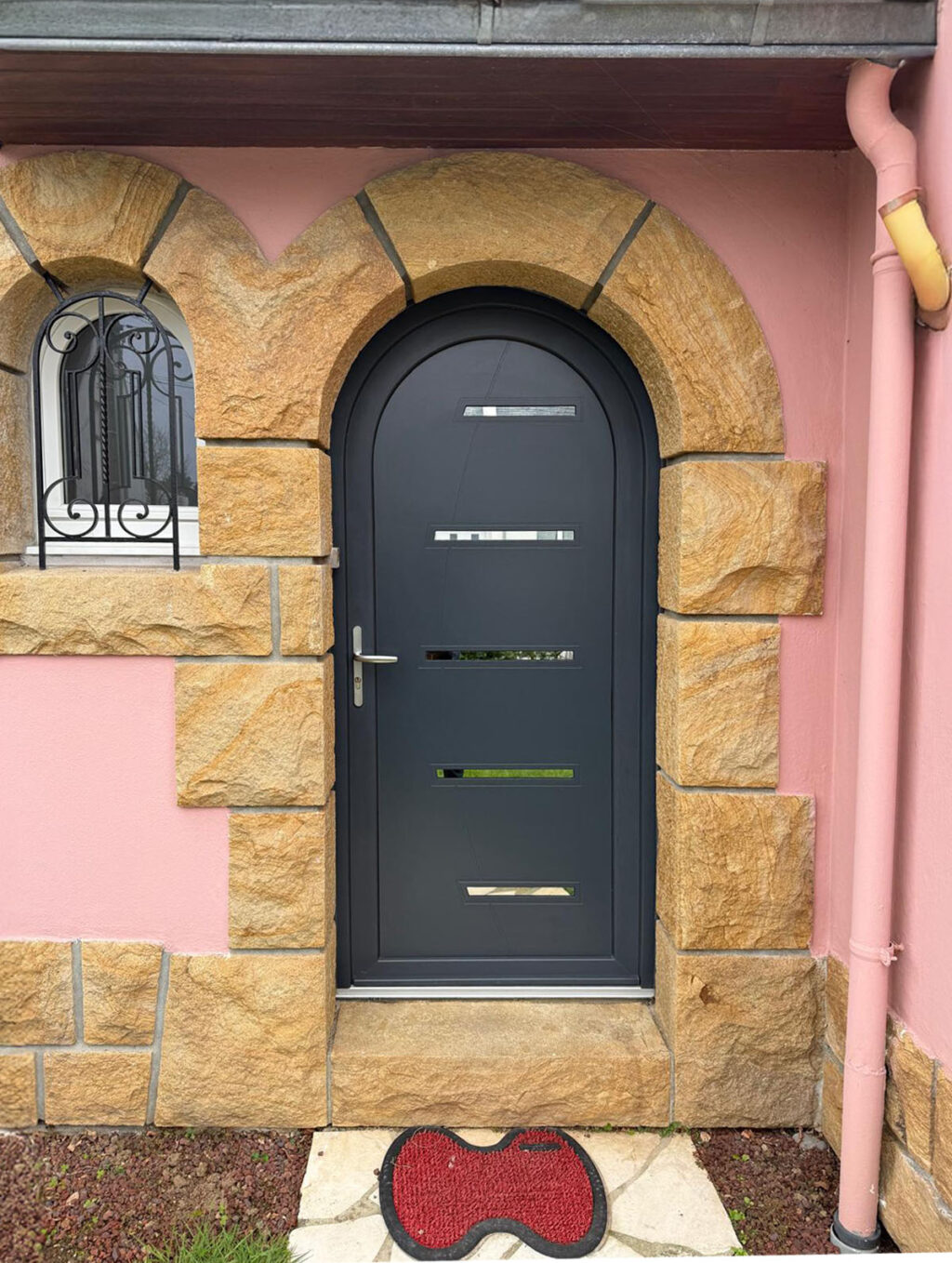 porte d'entree cintree vitrage antelio anthracite avec une petite fenetre un vantail plein cintree en pvc blanc