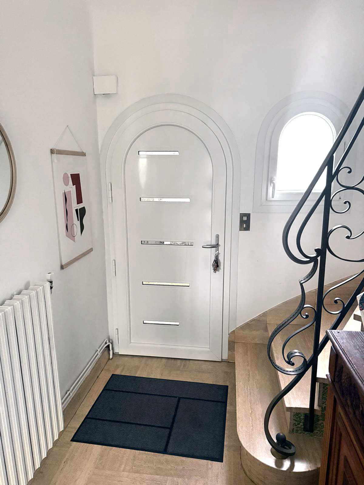 porte d'entree cintree vitrage antelio blanc avec une petite fenetre un vantail plein cintree en pvc blanc