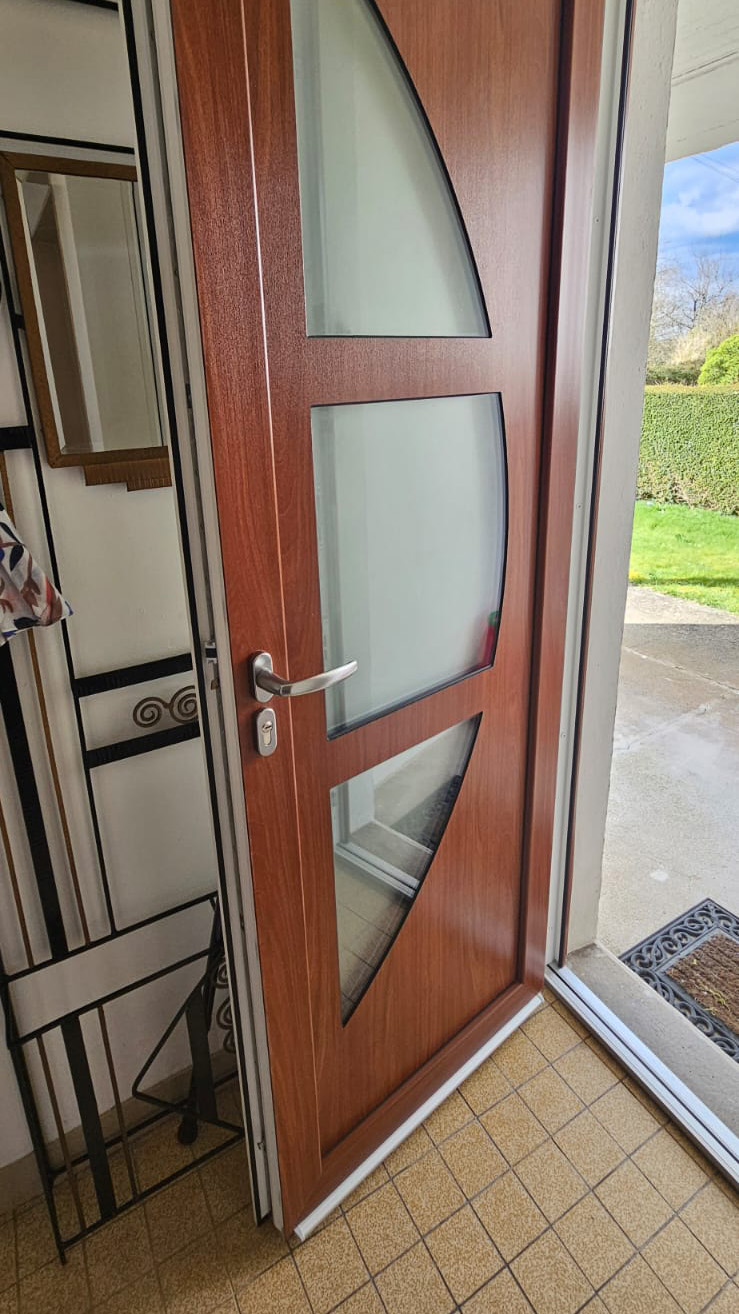 porte d'entree en plaxe noyer fonce porte ouverte