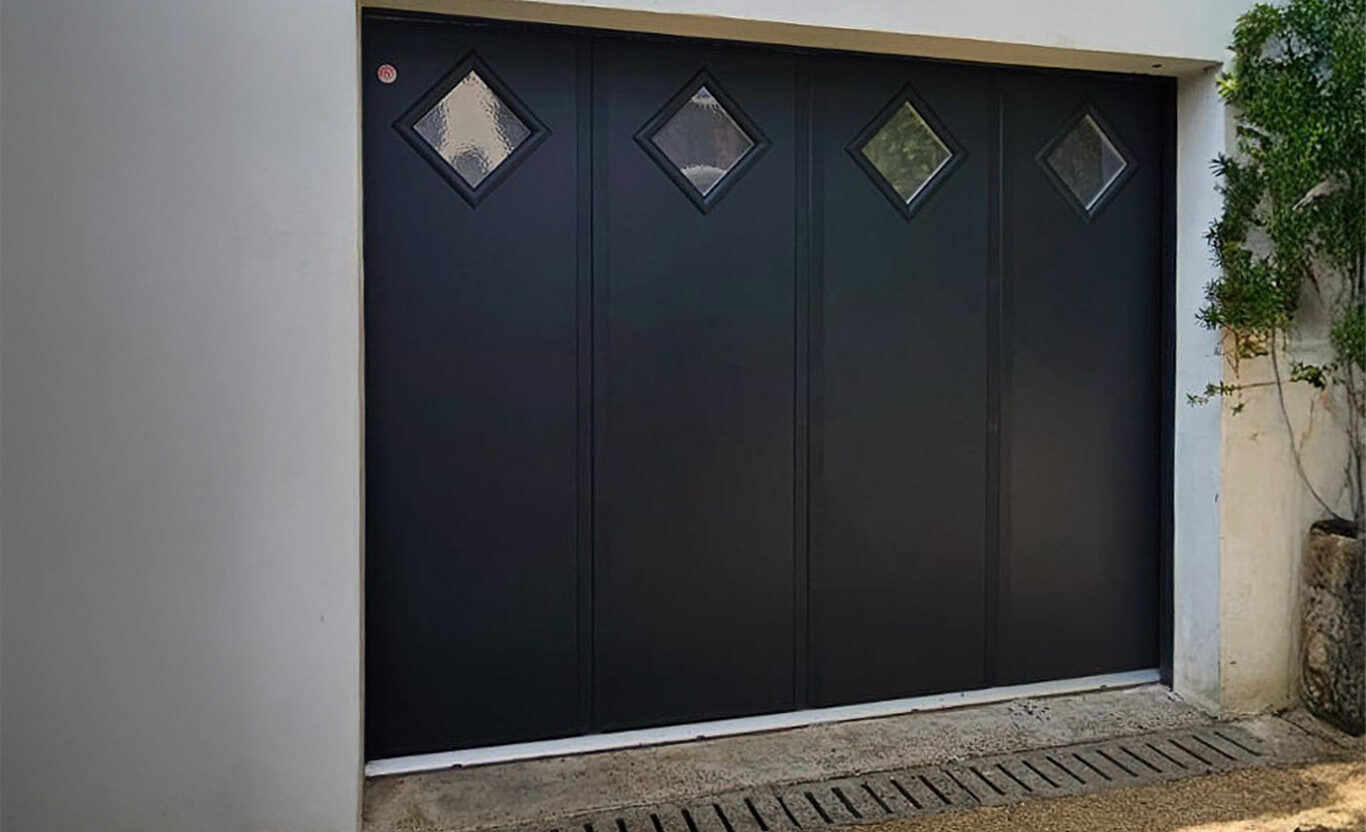 porte de garage battante quatre vantaux hublots forme losange en aluminium anthracite ral 7016