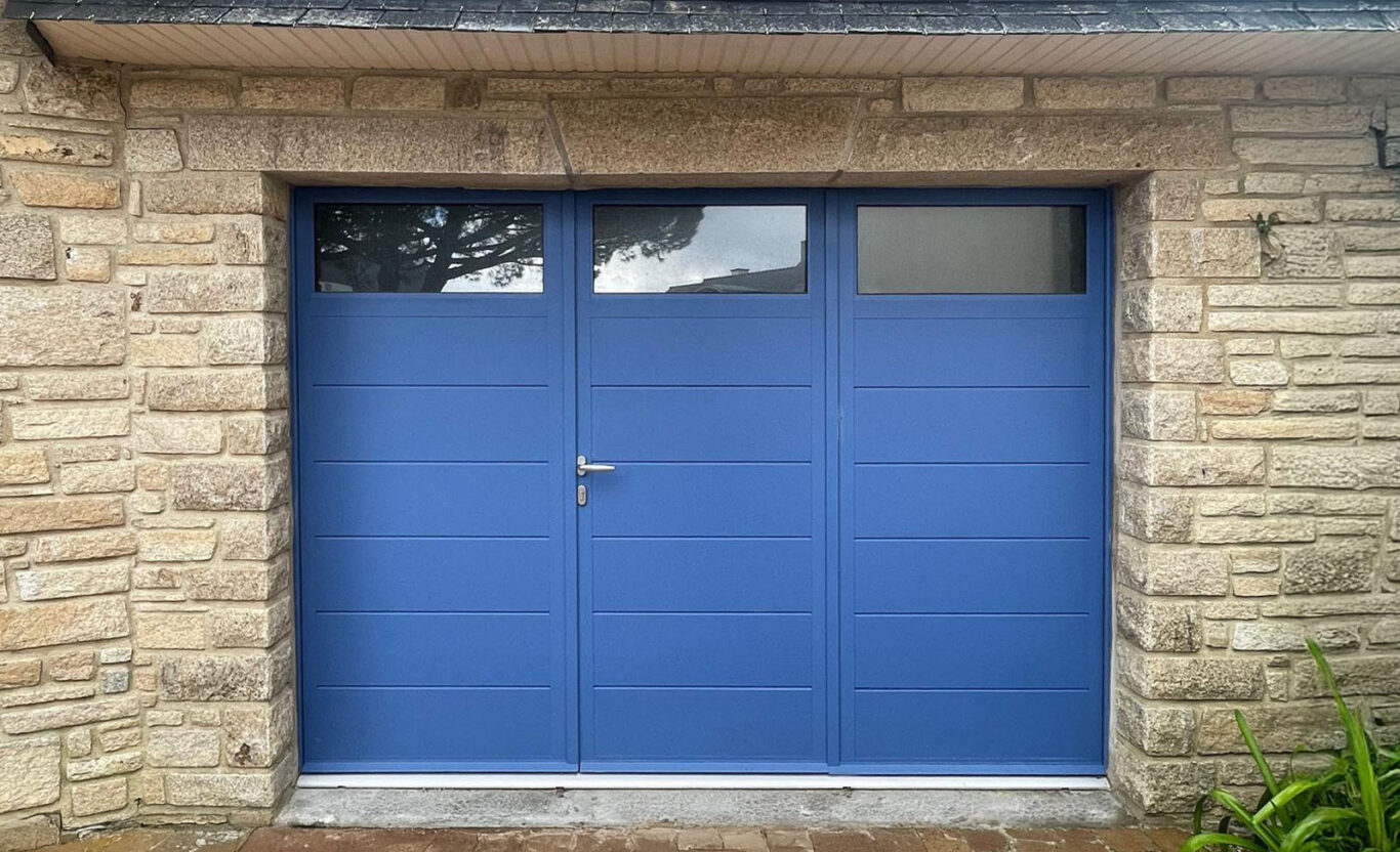 porte de garage battante en aluminium bleu