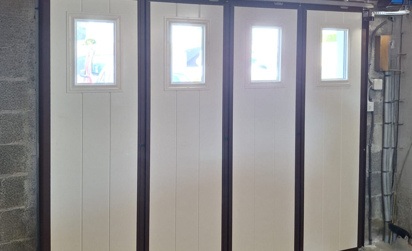 porte de garage battante en aluminium brun acajou ral 8016 interieur blanc