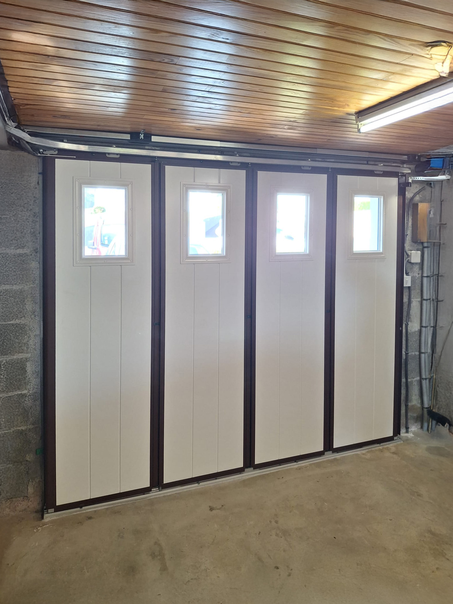 porte de garage battante en aluminium brun acajou ral 8016 interieur blanc