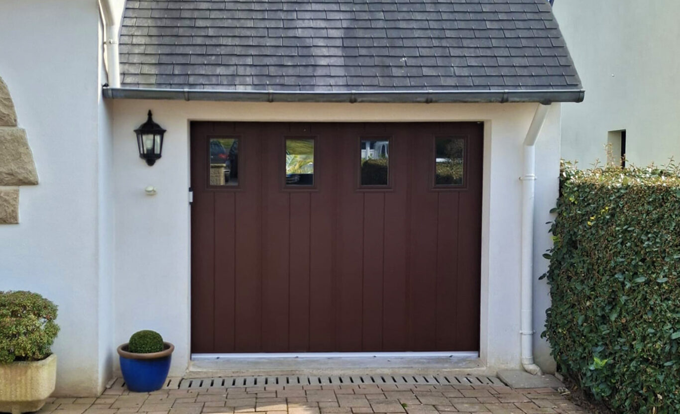 porte de garage battante en aluminium brun acajou ral 8016