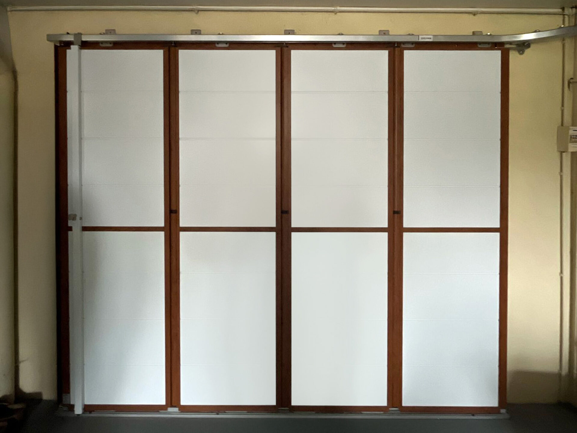 porte de garage battante quatre vantaux interieur blanc