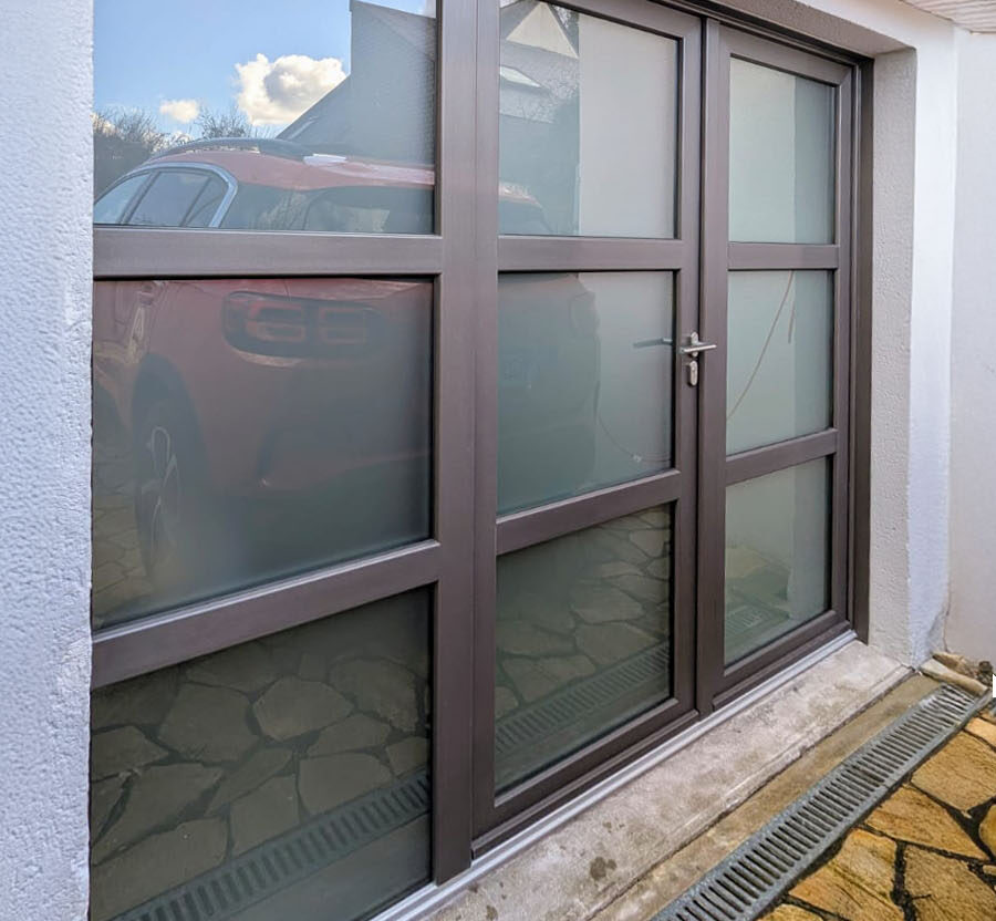 porte de garage battante trois vantaux en pvc gris