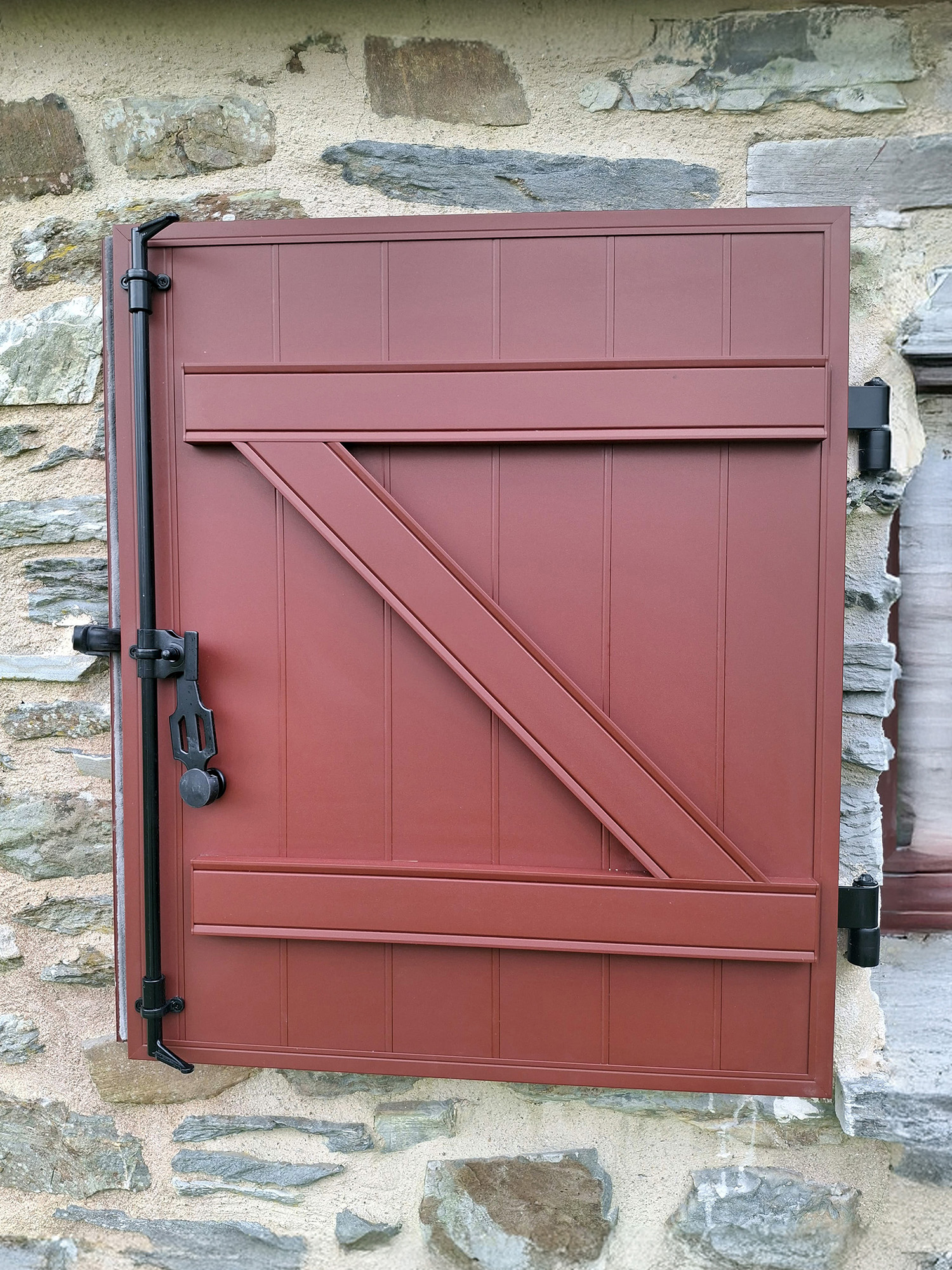 volet battant gamme daytona en aluminium rouge mars