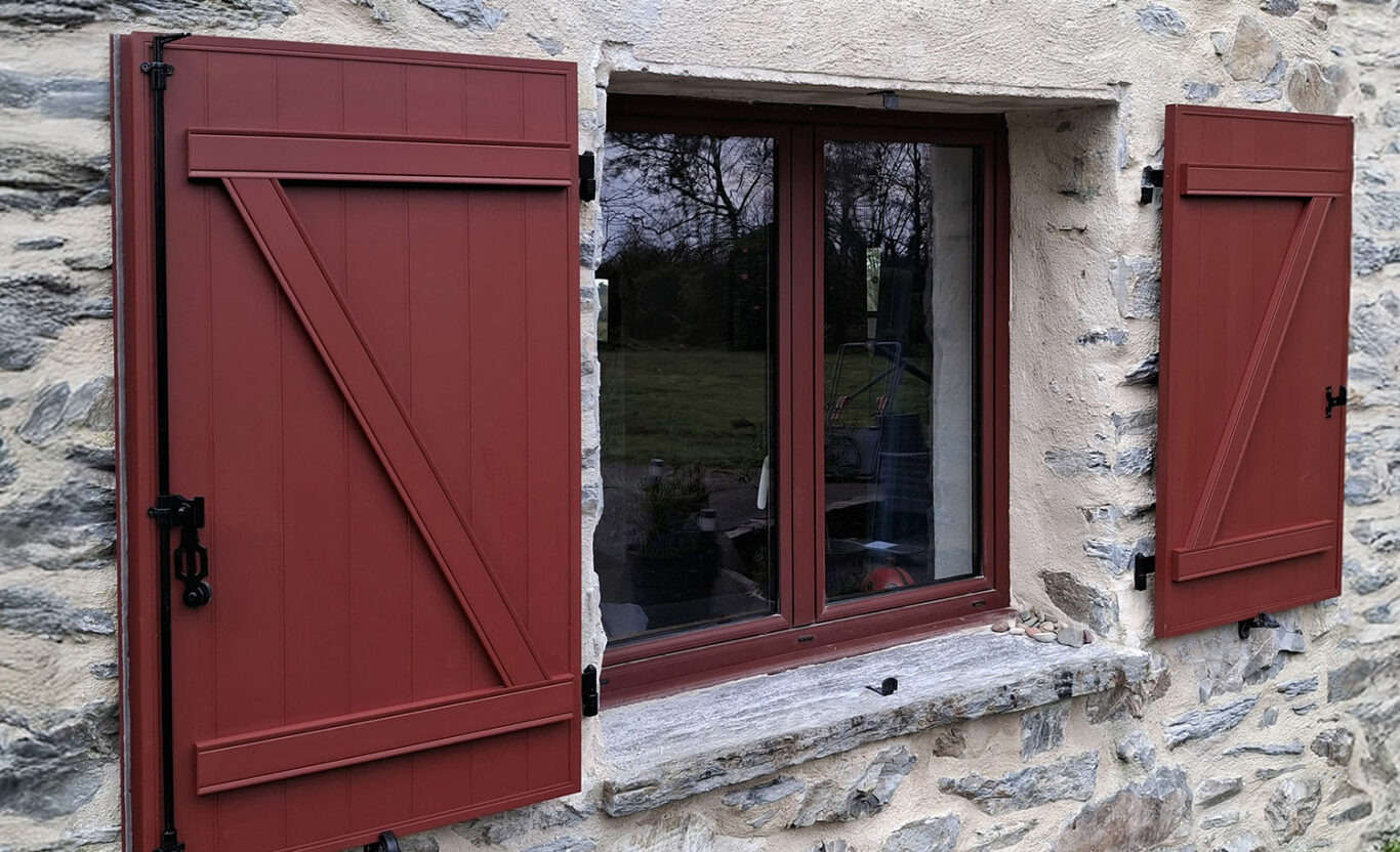 volets battants gamme daytona en aluminium rouge mars