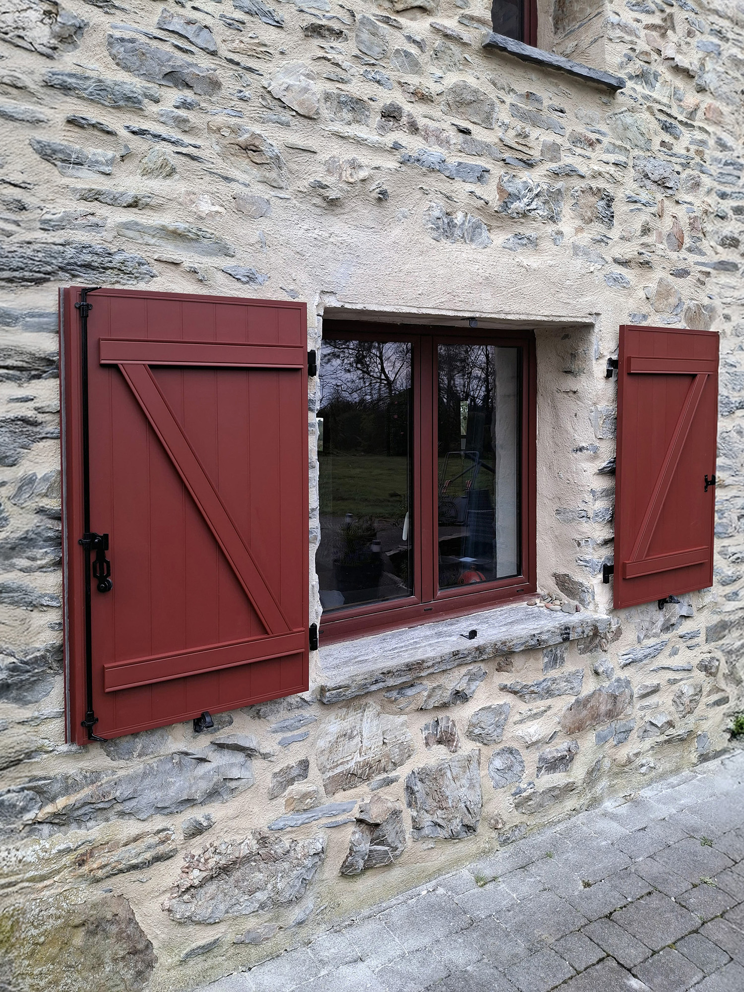 volets battants gamme daytona en aluminium rouge mars