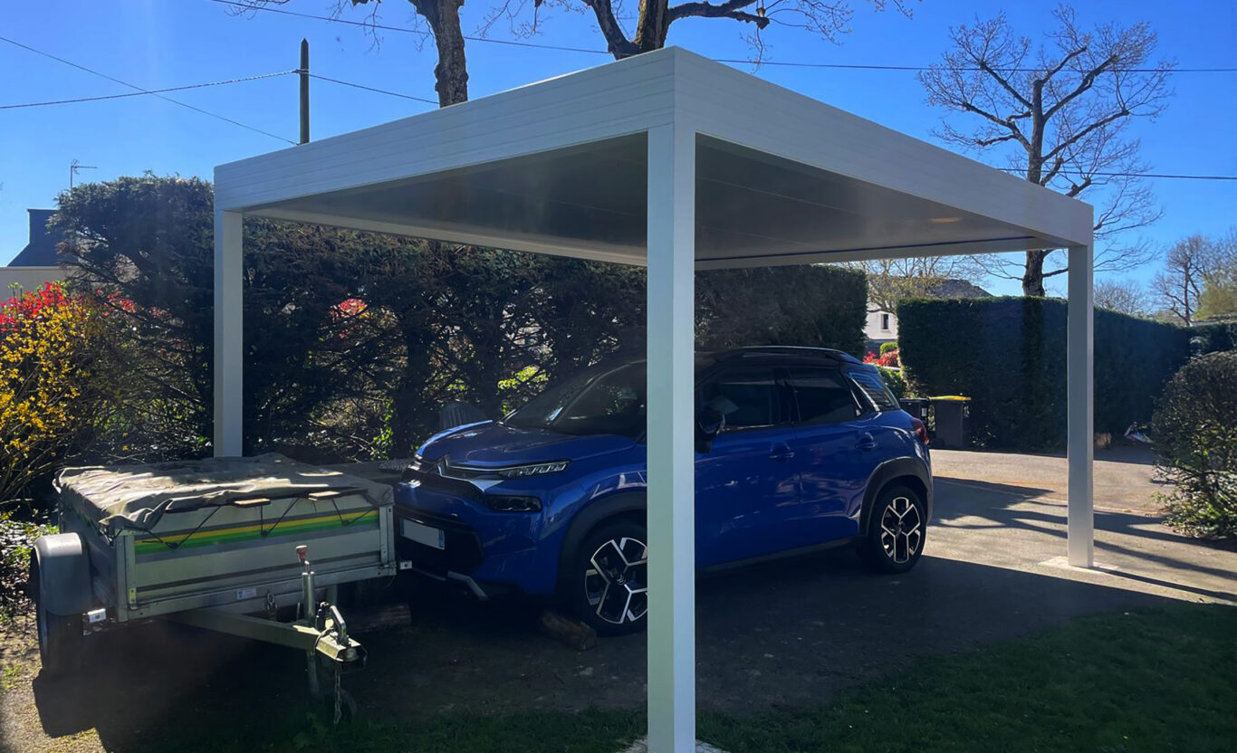 Carport solaire autoporté aluminium blanc pose ilot 4 plots béton vue 3/4 Kiclos
