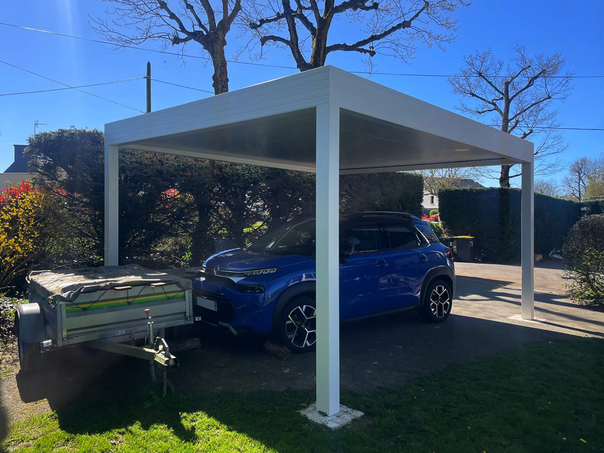 Carport solaire autoporté aluminium blanc pose ilot 4 plots béton vue 3/4 Kiclos
