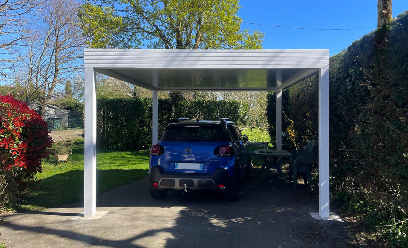 Carport solaire autoporté aluminium blanc pose ilot 4 plots béton vue de face Kiclos
