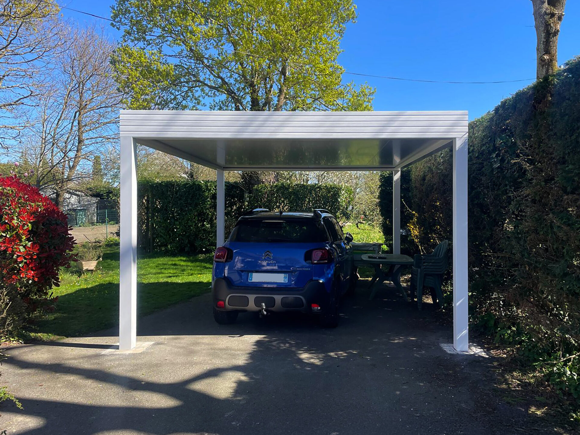 Carport solaire autoporté aluminium blanc pose ilot 4 plots béton vue de face Kiclos