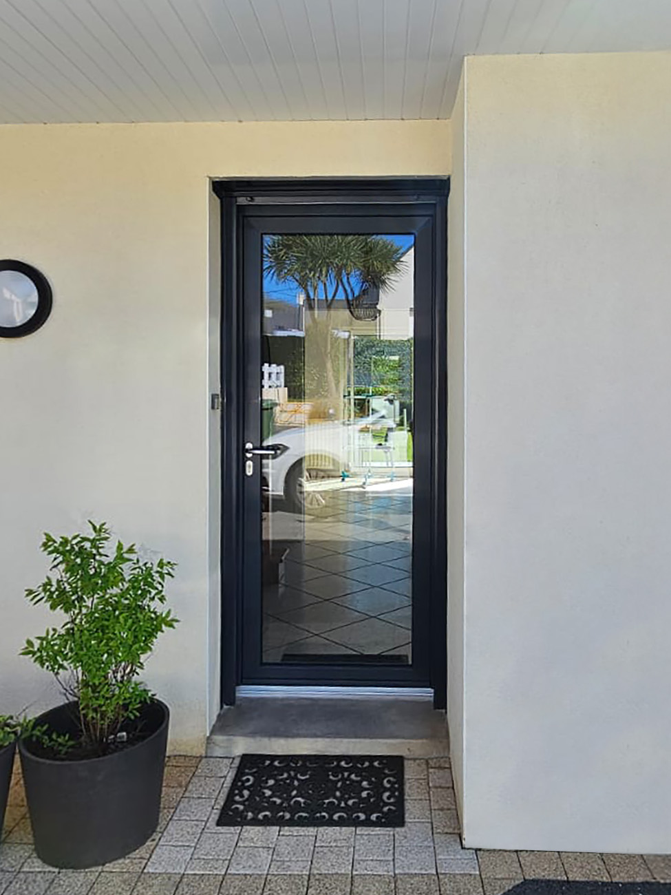 Porte d’entrée vitrée PVC anthracite extérieur Kiclos