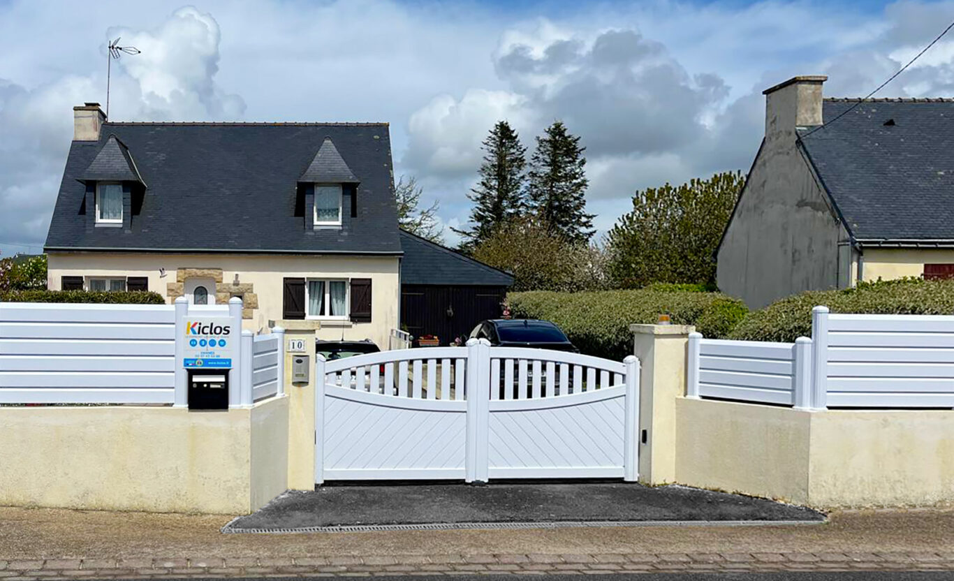 portail battant motorise kiclos soubassement 70 pourcents incline pvc blanc