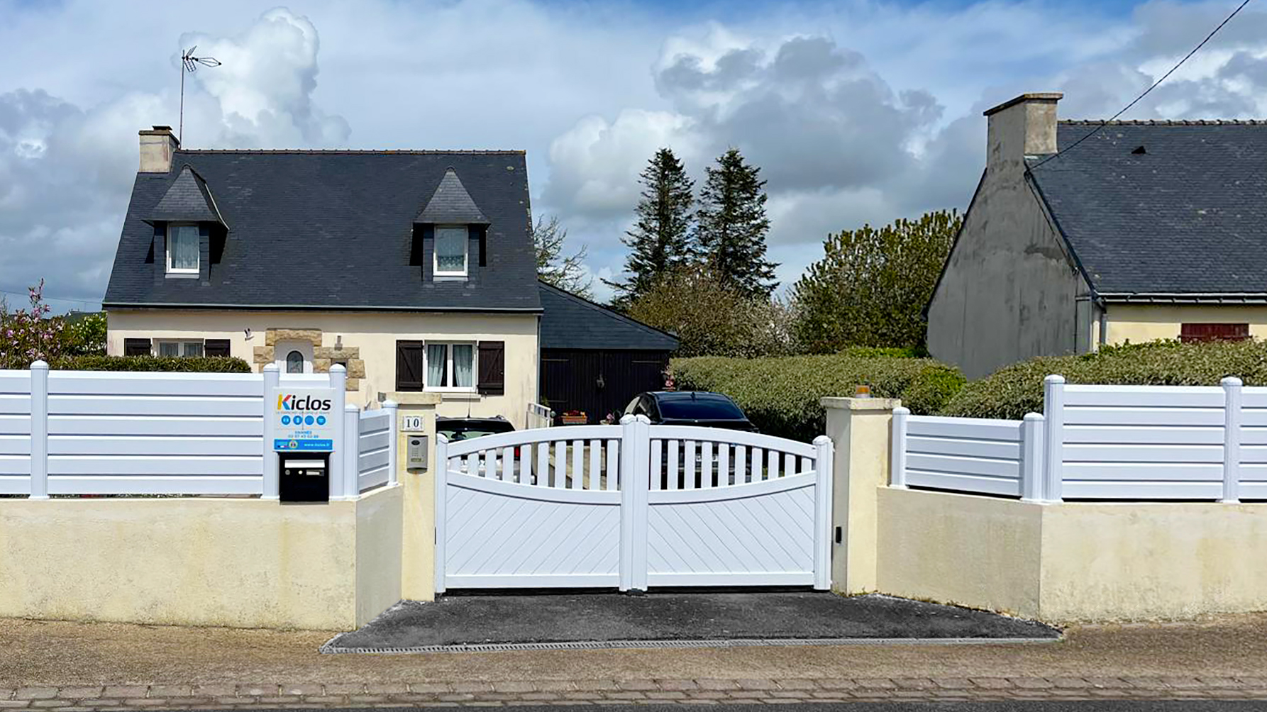 portail battant motorise kiclos soubassement 70 pourcents incline pvc blanc