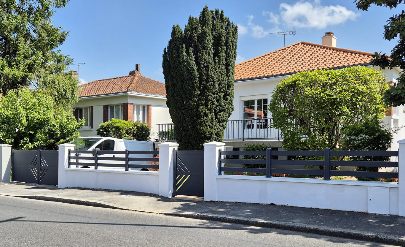 portail coulissant kiclos modele active portillon 1 vantail modele huertas aluminium gris anthracite ral 7016 cloture modele couvertine aluminium blanche