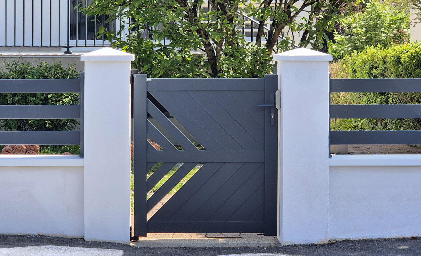 portillon kiclos 1 vantail modele huertas aluminium anthracite ral 7016 cloture couvertine aluminium blanche