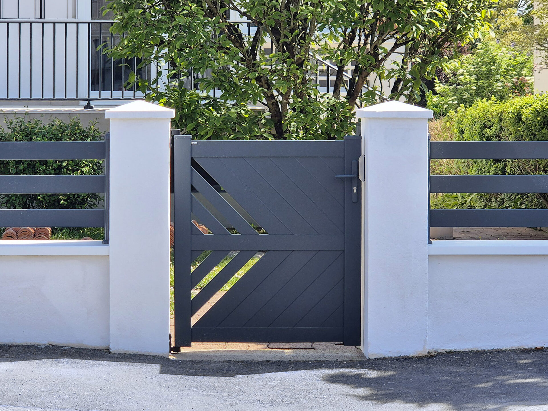 portillon kiclos 1 vantail modele huertas aluminium anthracite ral 7016 cloture couvertine aluminium blanche