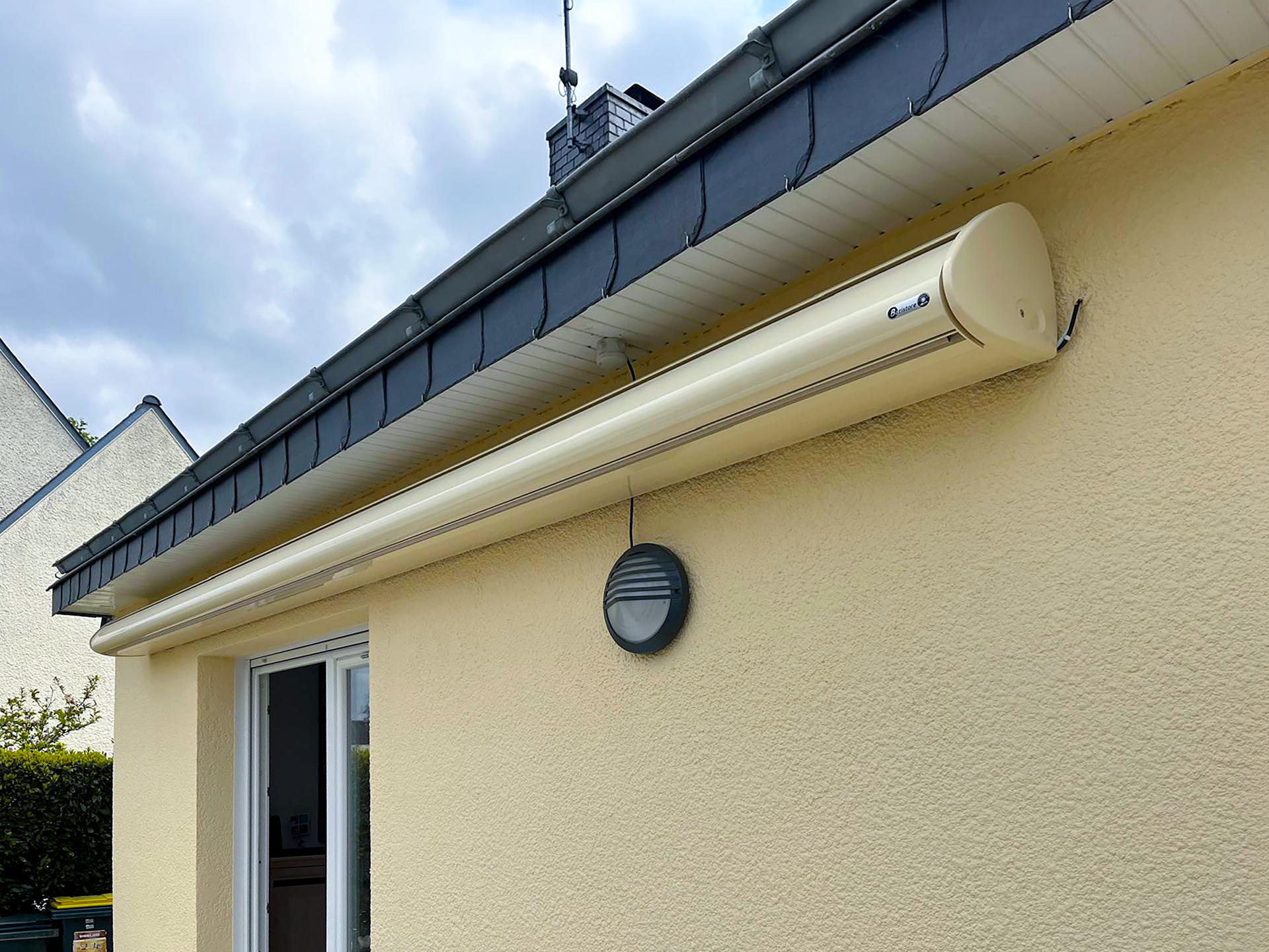 store banne deroulant electrique kiclos modele everest aluminium beige toile lin chine ferme