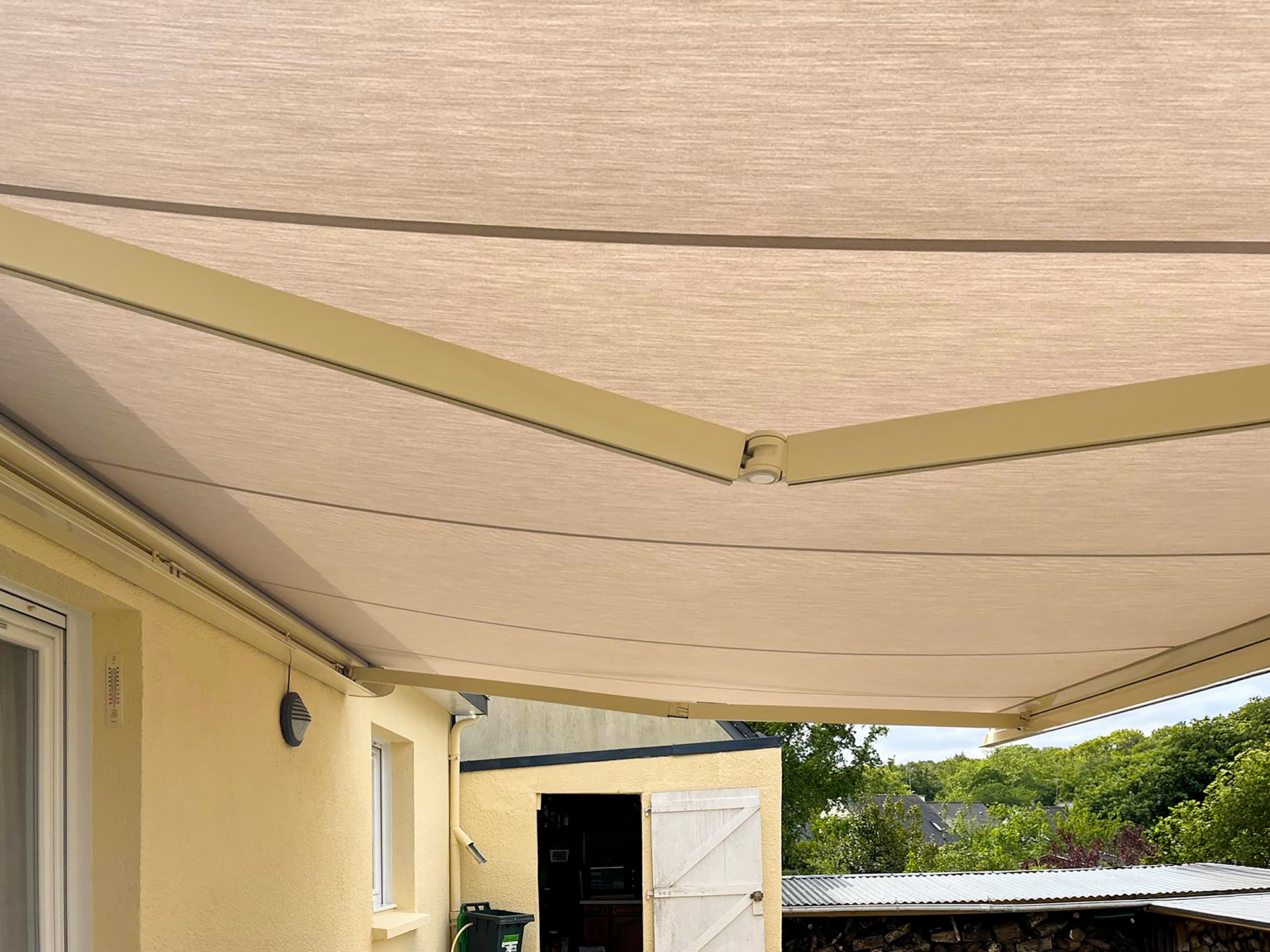 store banne deroulant electrique kiclos modele everest aluminium beige toile lin chine mecanisme