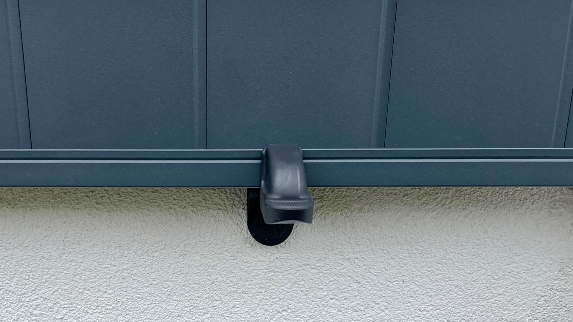 volets battants daytonna kiclos aluminium gris anthracite ral 7016 detail crochet